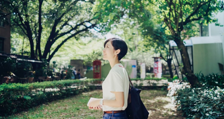 外で取材を受ける女性の画像