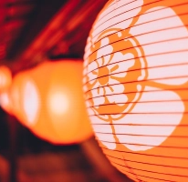 赤い提灯の画像