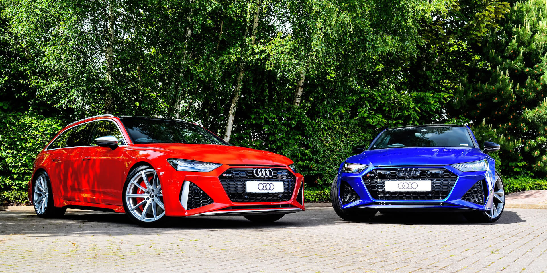 左:赤、右:青のアウディRS6の画像